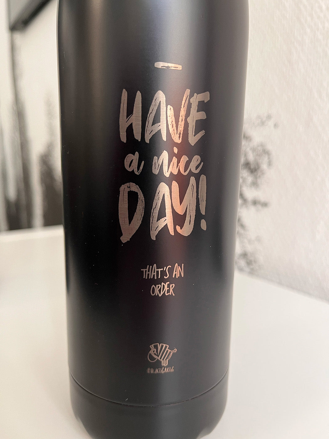 Schwarze Isolierflasche mit dem Text "Have a nice day! (That's an order)"