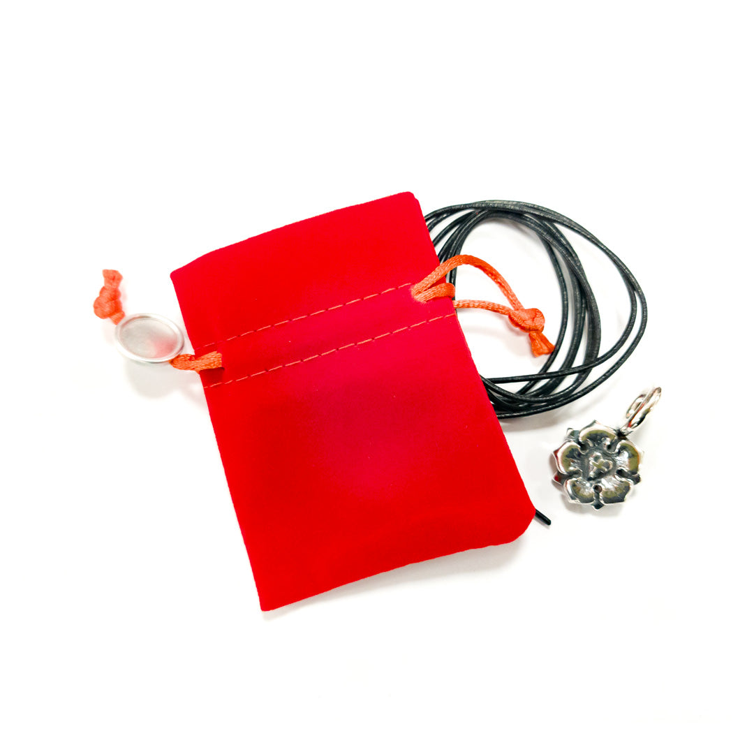 Rotes Samtsäckchen Verpackung für Lutherrose Anhänger mit Kette