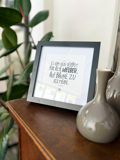 Weißes Bild von #heinzigartig mit Rahmen und dem Text "Es gibt kein Verbot für alte Weiber, auf Bäume zu Klettern" von Astrid Lindgren
