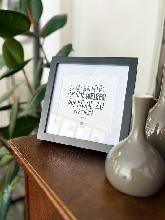 Weißes Bild von #heinzigartig mit Rahmen und dem Text "Es gibt kein Verbot für alte Weiber, auf Bäume zu Klettern" von Astrid Lindgren