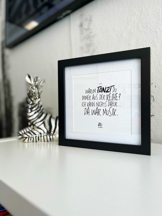 Weißes Bild von #heinzigartig mit Rahmen und dem Text "Warum tanzt du immer aus der Reihe? Ich kann nichts dafür... Da war Musik."
