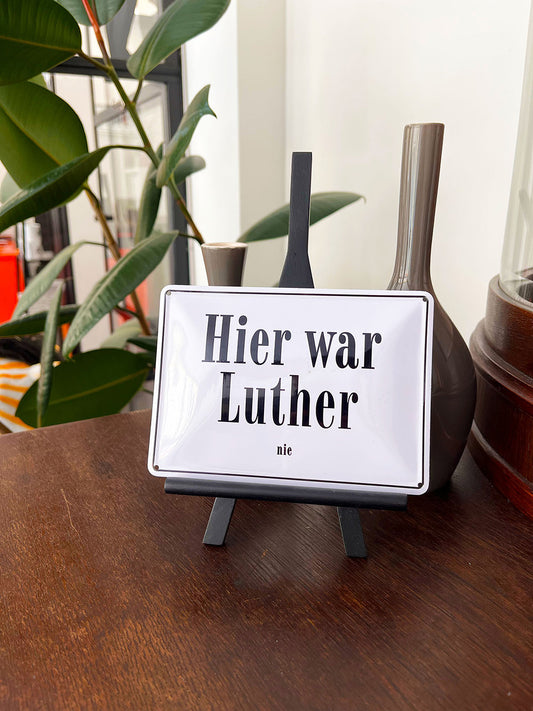 Weißes Blechschild mit dem Text "Hier war Luther nie"