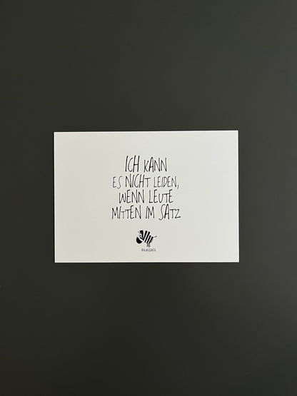 Weiße Postkarte von #heinzigartig mit dem Spruch: "Ich kann es nicht leiden, wenn Leute mitten im Satz"