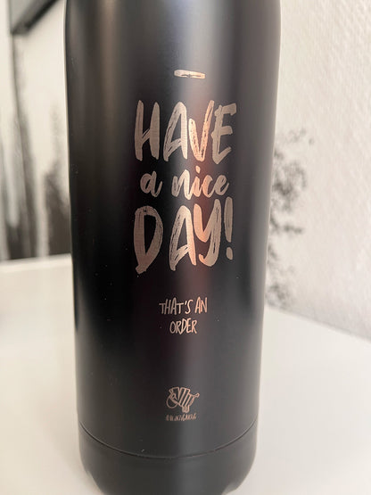 Schwarze Isolierflasche mit dem Text "Have a nice day! (That's an order)"