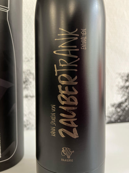 Schwarze Isolierflasche mit dem Text "Kann Spuren von Zaubertrank Enthalten"