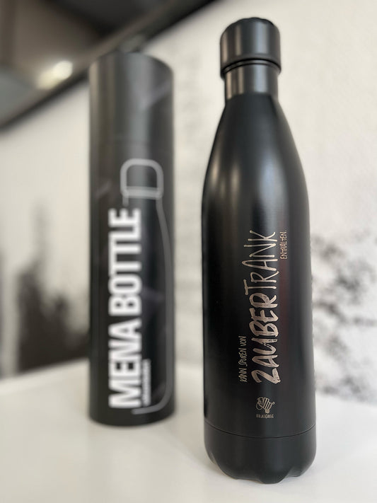 Schwarze Isolierflasche mit dem Text "Kann Spuren von Zaubertrank Enthalten"
