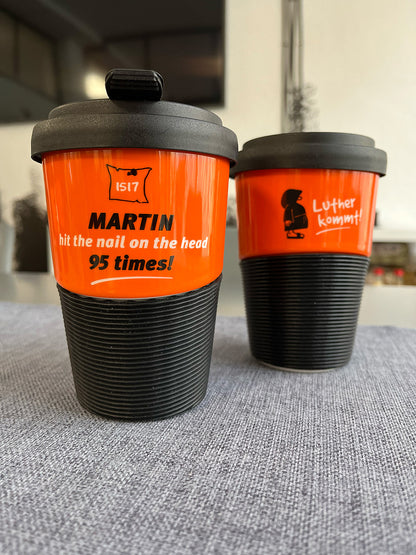 Kaffeebecher aus Porzellan in Orange mit dem Text "Martin hit the nail on the head 95 times"