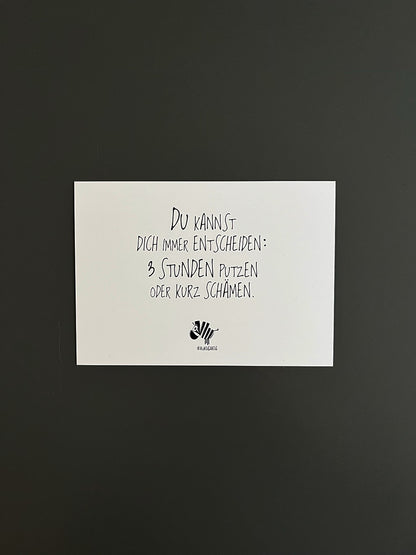 Weiße Postkarte von #heinzigartig mit dem Spruch: "Du kannst dich immer entscheiden: 3 Stunden putzen oder kurz schämen."