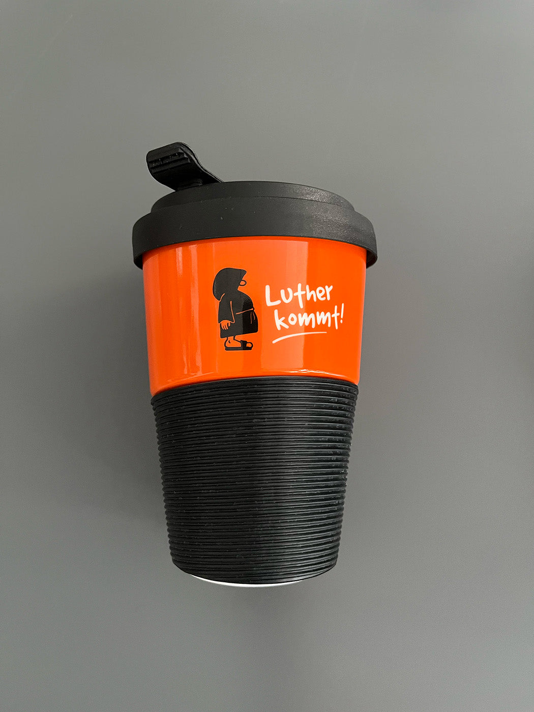 Rückseite von den Kaffeebechern aus Porzellan mit dem Logo von der Luther kommt Kollektion