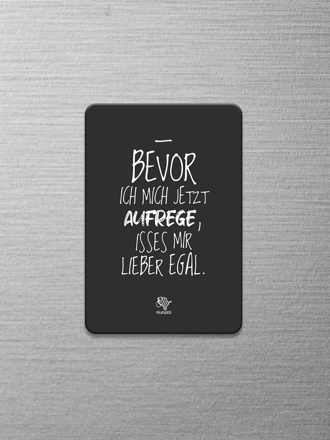 Schwarzer Magnet mit dem #heinzigartigen Spruch "Bevor ich mich jetzt aufrege, isses mir lieber egal."