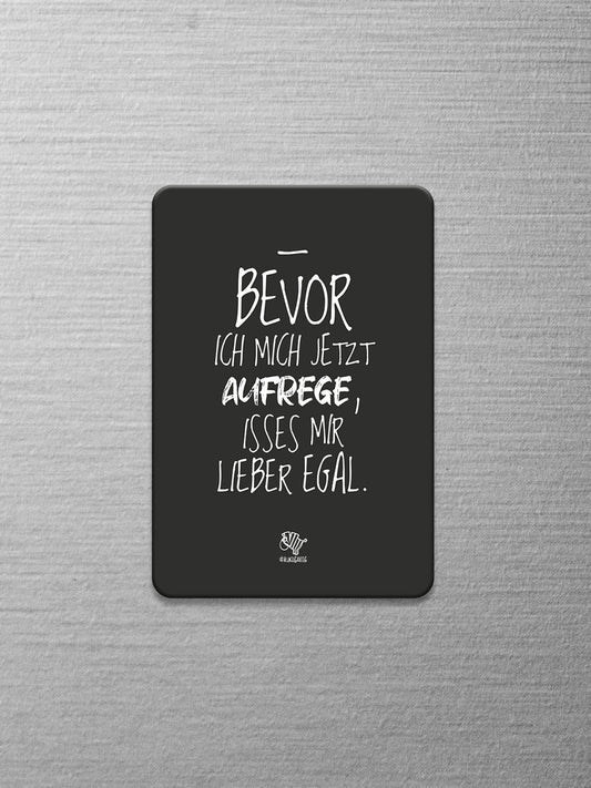 Schwarzer Magnet mit dem #heinzigartigen Spruch "Bevor ich mich jetzt aufrege, isses mir lieber egal."
