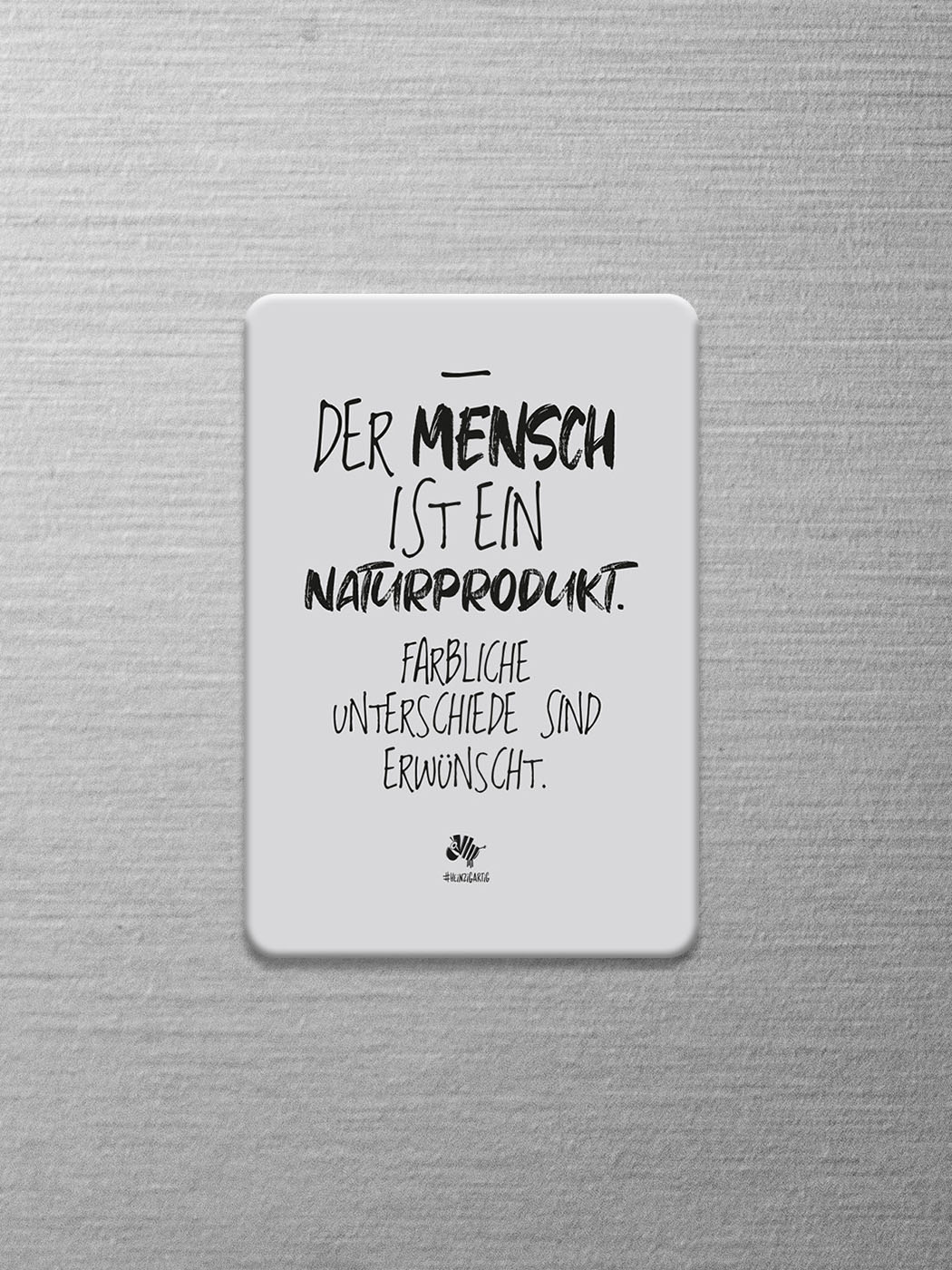 Weißer Magnet mit dem #heinzigartigen Spruch "Der Mensch ist ein Naturprodukt. Farbliche Unterschiede sind erwünscht"