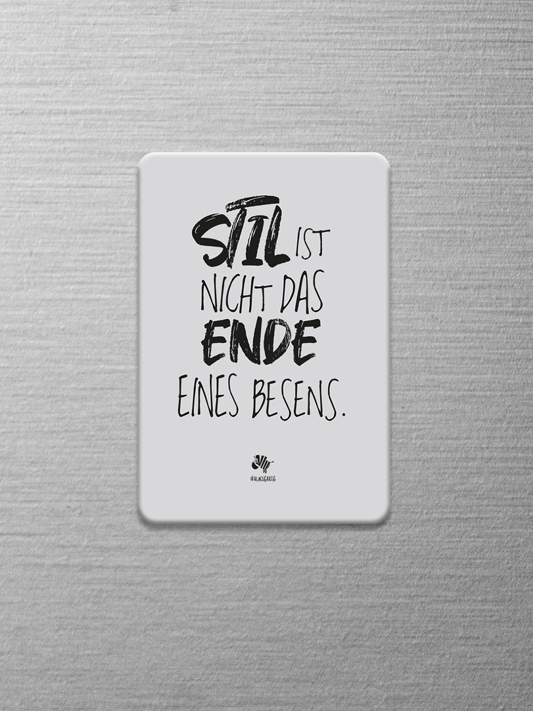 Weißer Magnet mit dem #heinzigartigen Spruch "Stil ist nicht das Ende eines Besens."
