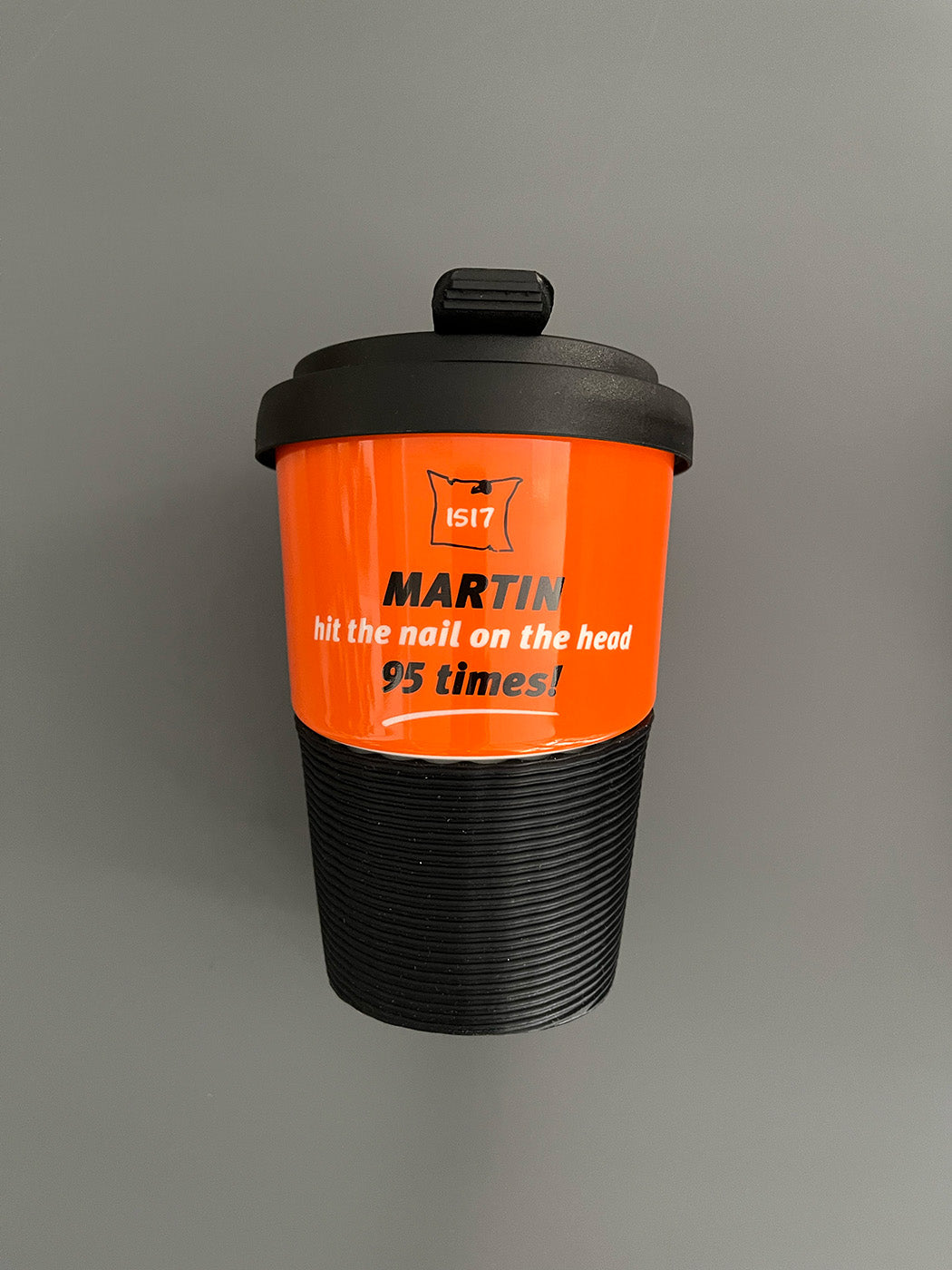 Kaffeebecher aus Porzellan in Orange mit dem Text "Martin hit the nail on the head 95 times"