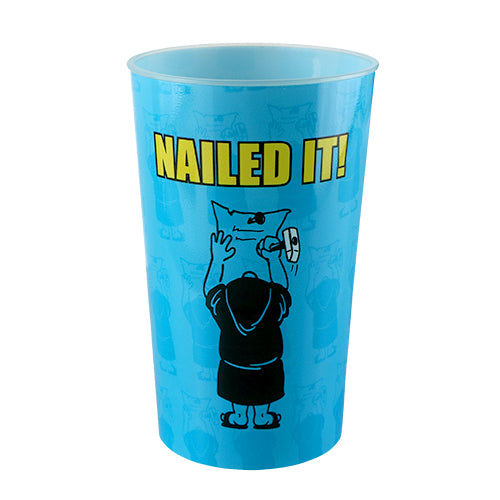 Blauer Mehrwegbecher mit Mönch und dem Text "Nailed it!"