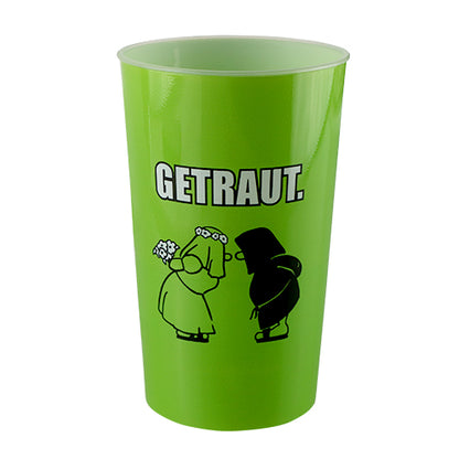 Grüner Mehrwegbecher mit Mönch, Braut und dem Text "Getraut"