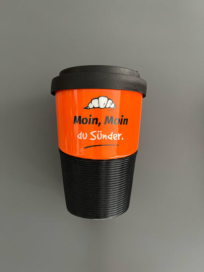 Kaffeebecher aus Porzellan in Orange mit dem Text "Moin, moin, du Sünder"