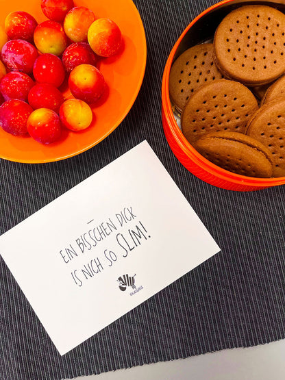 Weiße Postkarte von #heinzigartig mit dem Spruch: "Ein bisschen dick is nich so slim!"