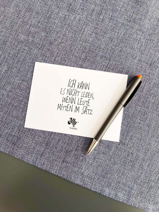 Weiße Postkarte von #heinzigartig mit dem Spruch: "Ich kann es nicht leiden, wenn Leute mitten im Satz"
