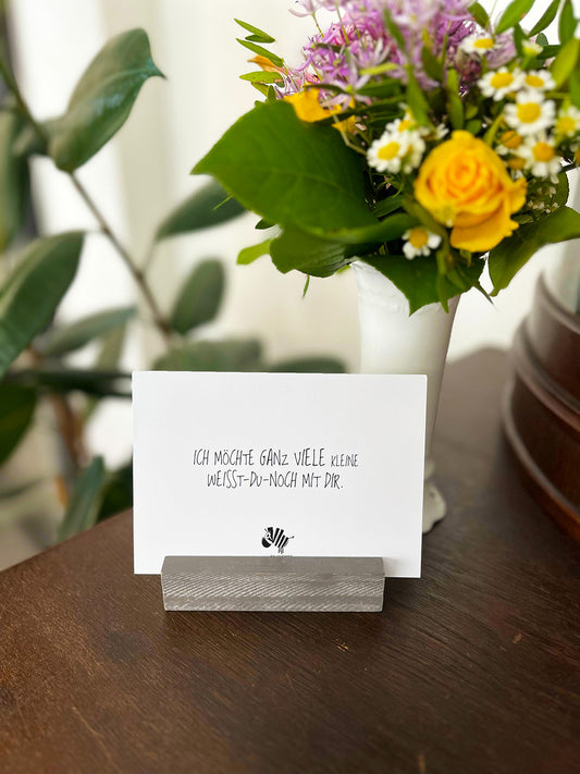 Weiße Postkarte von #heinzigartig mit dem Spruch: "Ich möchte ganz viele kleine Weisst-du-noch mit dir."