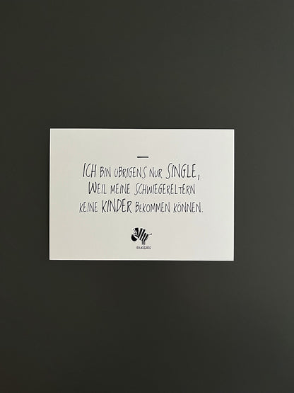 Weiße Postkarte von #heinzigartig mit dem Spruch: "Ich bin übrigens nur Single, weil meine Schwiegereltern keine Kinder bekommen können."